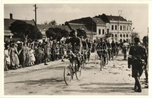 1938 Ipolyság, Sahy; bevonulás, kerékpáros katonák / entry of the Hungarian troops, soldiers on bicycle Az Első Visszatért Magyar Város So. Stpl
