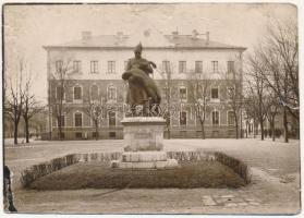 cca 1920 Budapest XII. Csendőrlaktanya. Csendőr vértanúk szobra. 18x12 cm