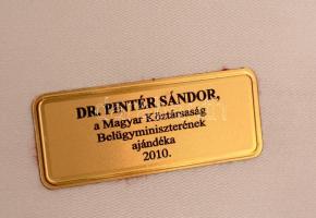 2010 A Belügyminiszter dr. Pintér Sándor által adományozott dísztőr és hüvely, eredeti díszdobozában...