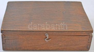 Nagy sportérem tétel fa dobozban, benne többek között 1983. "XIX th European Championship for W...