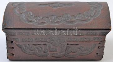 Vegyes jelvény és kitűző tétel, magyar és külföldi darabokkal sok túrajelvénnyel, bőr ládikában, köz...