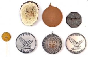 7db-os vadász és horgász tétel, közte 1971. "Budapest 1971 (Vadászati kiállítás)" fém kitű...