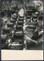cca 1960 Pénztárgépek szerelése, feliratozott MTI sajtófotó, 18x13 cm