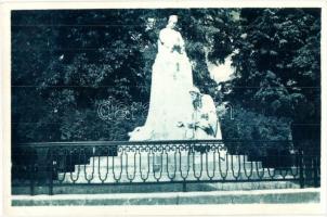 Rozsnyó, Roznava; Andrássy Franciska grófnő szobra / statue