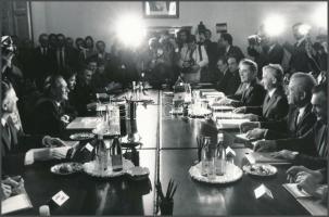 1988 Nicolae Ceausescu és Grósz Károly találkozója Aradon, 8 db FF fotó, 18×24 cm