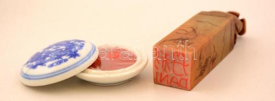 Dani jelzésű kínai porcelán tégely benne viasz és egy figurális zsírkő pecsétnyomó, eredeti dobozába...