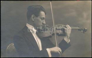 cca 1907 Kresz Géza (1882-1959) hegedűművész portréja, hátulján a művész dedikációjával, 8,5×13,5 cm