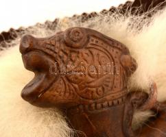 Kerámia figurális pipa, fa szipkával, szőr ágyon, h: 30 cm