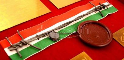 1989 Szögesdrót darab az osztrák-magyar határon húzódó vasfüggönyből, pecséttel, sorszámozott, tanús...