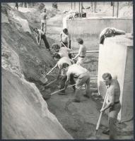 cca 1980 Fáradságos munka, a Sportcsarnok építése, 2 db fotó, Népsport/Záhonyi Iván felvétele, hátul...