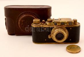 1936 Leica II. mintájára készült minőségi másolat. Leitz Elmar 1:3,5 F=50 mm objektívvel, eredeti tokban sorozatszám 329416. / Vintage Leica camera replica in original case.