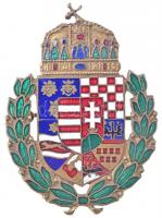 ~1915. Középcímer aranyozott, zománcozott Cu jelvény vízszintes tűvel (30x42mm) T:2 enyhe k. /  Hungary ~1915. Medium coat of arms of Hungary gold plated, enamelled Cu badge with horizontal pin (30x42mm) C:XF slight scratch