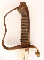 Régi díszkard, rozsdás hüvellyel és markolattal, a pengén kis lepattanásokkal, pengehossz: 81 cm, te...