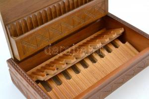 Díszes cigarettás fa doboz, 22×13 cm