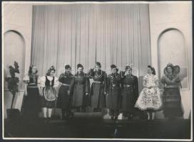 cca 1914-1945 Katonai témájú különféle fotólapok, egy részük feliratozva, különböző méretben, összes...