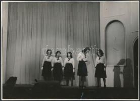 cca 1914-1945 Katonai témájú különféle fotólapok, egy részük feliratozva, különböző méretben, összes...