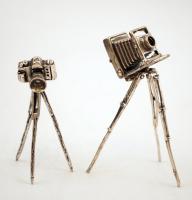 2 db állványos fényképezőgépet formázó ezüst (Ag.) asztali dísz, jelzettek, m: 8 ill. 6,5 cm, nettó 42,2 g
