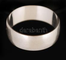 Ezüst(Ag) széles karikagyűrű, jelzett, méret: 57, nettó: 3,2 g