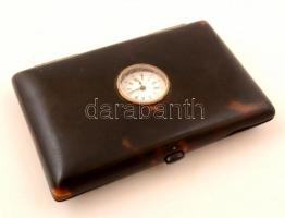 Címeres-koronás bakelit névjegykártya-tartó órával, belül csontlappal, díszes fém felhúzóval, kis le...