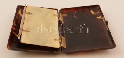 Címeres-koronás bakelit névjegykártya-tartó órával, belül csontlappal, díszes fém felhúzóval, kis le...