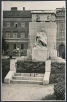 cca 1930 Bp., a Névtelen hősök emlékműve a Ludovika előtt, fotó, 17,5×11,5 cm
