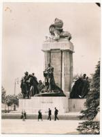cca 1930 Tisza István szobra a Parlament előtt, fotó, 12×9 cm