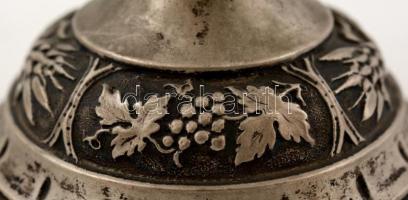 Ezüst (Ag.) talpas kis kínáló, csiszolt két rétegű üveggel, apró csorbákkal, jelzett, mesterjeggyel ...