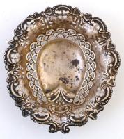 Ezüst (Ag.) áttört kis tálka, foltos de jó állapotban, jelzett, mesterjeggyel ( W.D., William Devenport), 11×10 cm, nettó:36 g / Silver inwrought saucer with small spot, hallmark