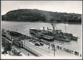 cca 1968 Budapest, egykocsis villamosjárat a Duna partján, pecséttel jelzett vintage fotó Tiszavölgyi József (1909-?) fotóriporter hagyatékából, 13x18 cm