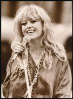 cca 1982 Csepregi Éva énekesnő, 3 db vintage portréfotó, kettő pecséttel jelzett, 24x18 cm