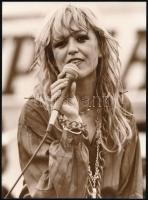 cca 1982 Csepregi Éva énekesnő, 3 db vintage portréfotó, kettő pecséttel jelzett, 24x18 cm