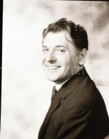 cca 1965 Kiszely Lajos (?-?) színész, énekes, tenorista 2 db portré fotója és a felvételek negatívja...