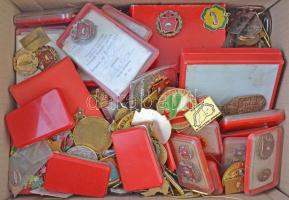 Doboznyi vegyes jelvény a szocialista korszakból, nagy mennyiségben "Szocialista Brigád" jelvények valamint néhány turistajelvény, közte 1983. "November 7 Emléktúra - Pilisnyereg" zománcozott fém jelvény, 1983. "7. Pannonia Vác - Concentration Internationale Motorcycliste (Nemzetközi Motoros Találkozó", 1986. "Budapesti Természetbarát Szövetség / Felszabadulás Emléktúra"" fém jelvény T:vegyes