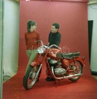 1966 Pannónia motorkerékpár műtermi reklám felvételei, 6 db szabadon felhasználható vintage negatív,...