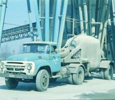 1972 Budapest, az ÉPFU (Építőipari Fuvarozó Vállalat) különféle tehergépjárművei, 7 db szabadon felh...