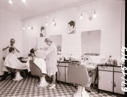 1967 Budapesti szolgáltatóház, külső-belső felvételek, 4 db szabadon felhasználható vintage negatív,...