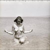 1986 Pákozd feliratú negatívtartó tasakban 13 db aktfelvétel vintage negatívja, 6x6 cm