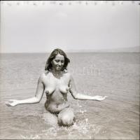 1986 Pákozd feliratú negatívtartó tasakban 13 db aktfelvétel vintage negatívja, 6x6 cm