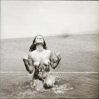 1986 Pákozd feliratú negatívtartó tasakban 13 db aktfelvétel vintage negatívja, 6x6 cm