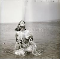 1986 Pákozd feliratú negatívtartó tasakban 13 db aktfelvétel vintage negatívja, 6x6 cm