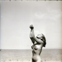 1986 Pákozd feliratú negatívtartó tasakban 13 db aktfelvétel vintage negatívja, 6x6 cm