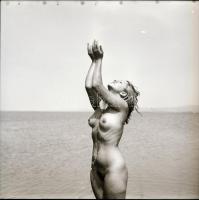 1986 Pákozd feliratú negatívtartó tasakban 13 db aktfelvétel vintage negatívja, 6x6 cm