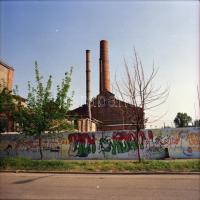 1992 Budapest, Óbuda, grafitik a gyárak falán, 13 db vintage negatív, 6x6 cm