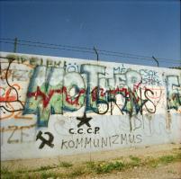 1992 Budapest, Óbuda, grafitik a gyárak falán, 13 db vintage negatív, 6x6 cm