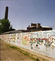 1992 Budapest, Óbuda, grafitik a gyárak falán, 13 db vintage negatív, 6x6 cm