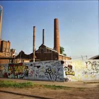 1992 Budapest, Óbuda, grafitik a gyárak falán, 13 db vintage negatív, 6x6 cm