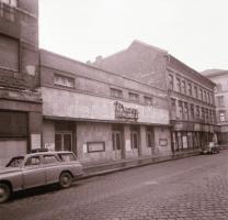 1973-1976 Budapest, a MAROS mozi bontása, 13 db szabadon felhasználható vintage negatív, 6x7 cm és 6...