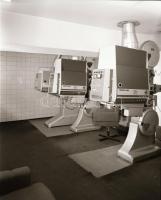 1982 Budapest, VÖRÖS CSILLAG mozi belső felvételei, 5 db szabadon felhasználható vintage negatív, 6x...