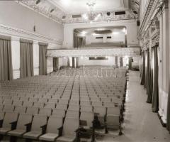 1982 Budapest, VÖRÖS CSILLAG mozi belső felvételei, 5 db szabadon felhasználható vintage negatív, 6x...