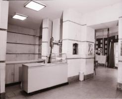 1982 Budapest, AKADÉMIA mozi külső-belső felvételei, 8 db szabadon felhasználható vintage negatív, 6...